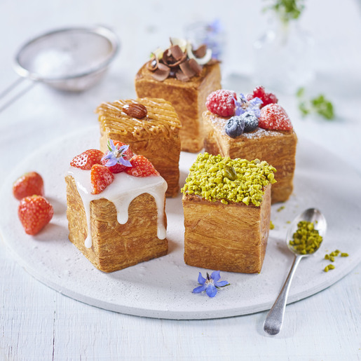 GOLDEN BROWN DESSERT CALLED CROISSENT CUBES WITH CRISP LAYER ON A PLATE